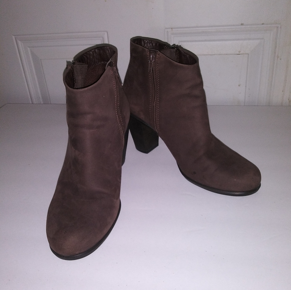 ECCO Booties Sz-39 (USA-Sz-9) Brown Suede Leather side zip boots. Fall/W…
